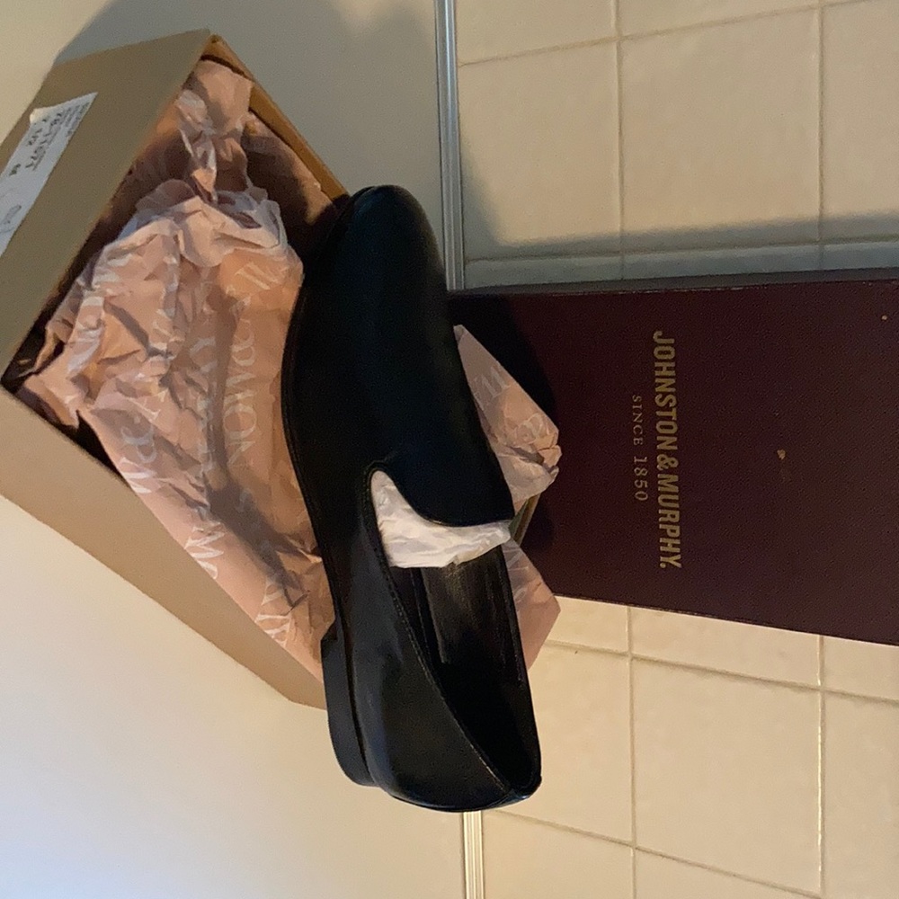 NIB Johnston & Murphy black leather flats